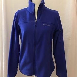 Columbia women’s Zip up fleece.